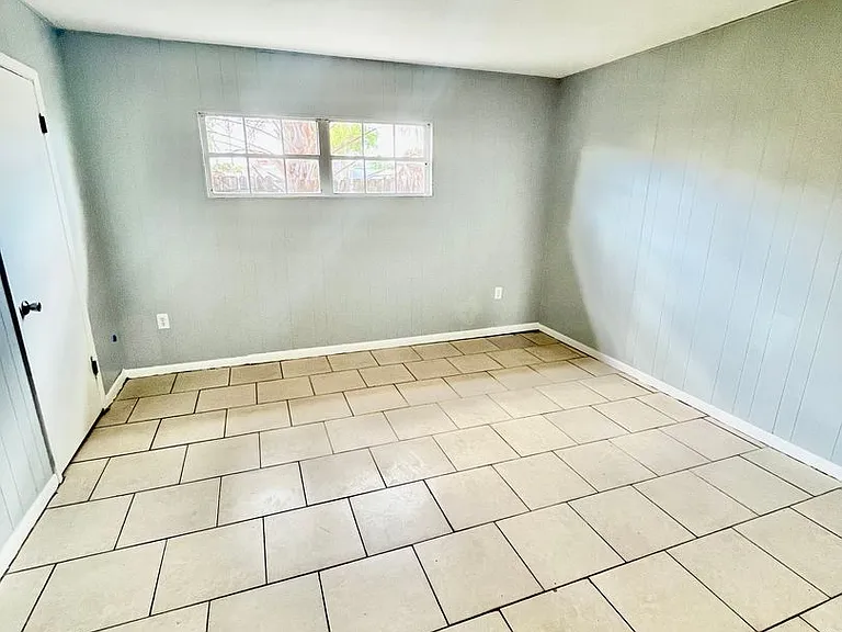 1885 Crystal Lake Dr N — Photo 4