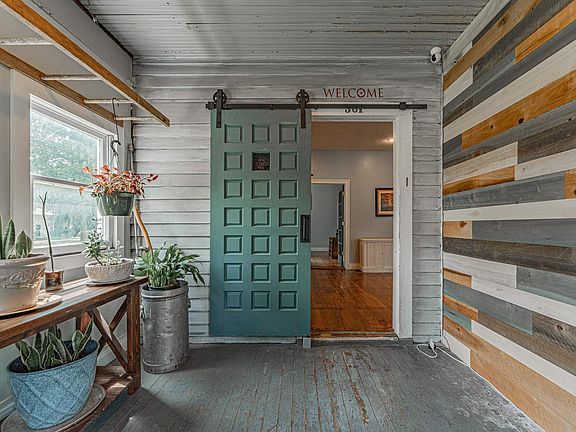 3rd image of 301 N Elm St