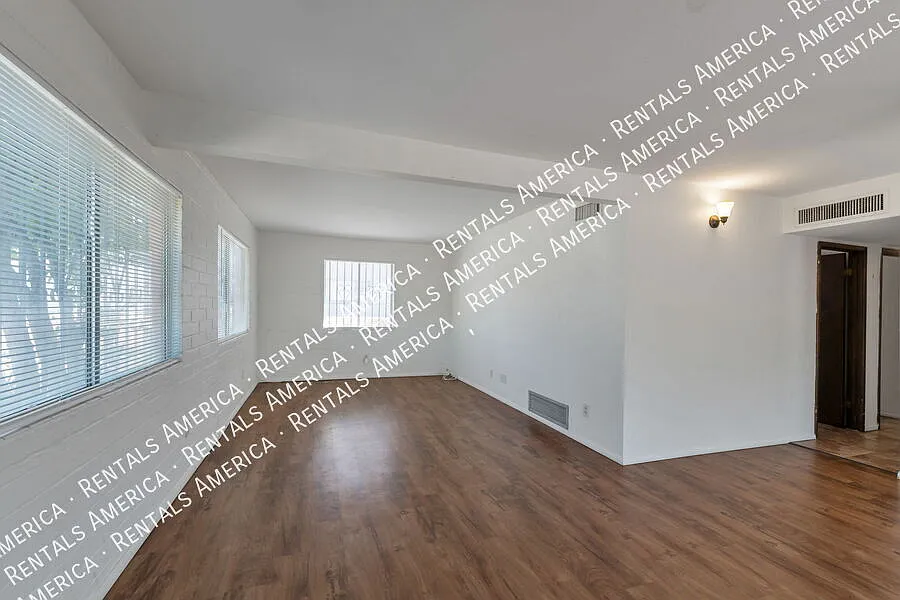 947 N Alvernon Way — Photo 3