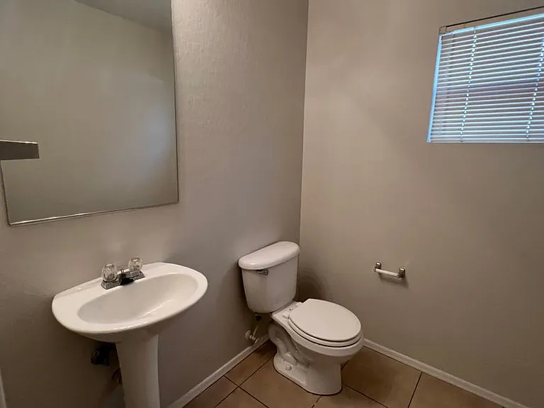 12410 W Pershing St — Photo 2