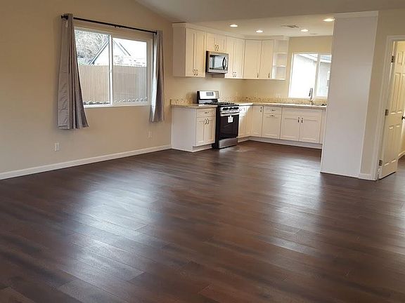 2nd image of 926 Campus Ave #2