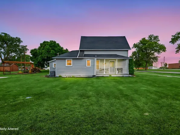 607 E Walnut St, Chalmers, IN 47929