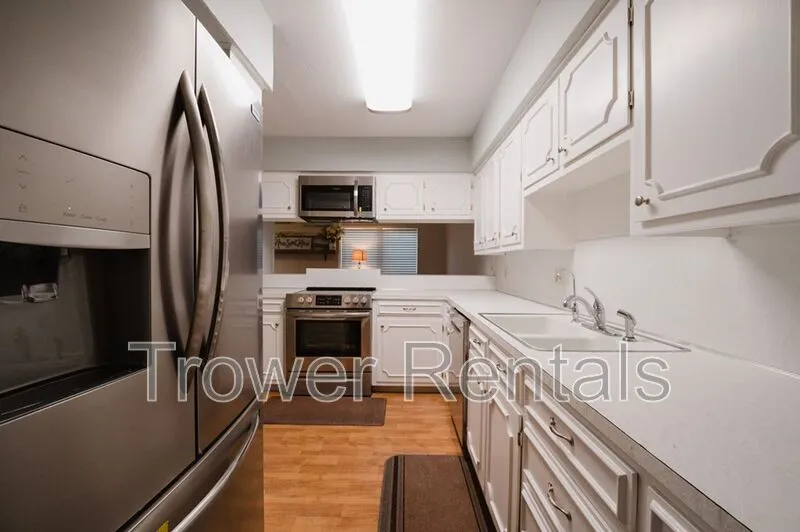 Primary Photo - 4040 Lakeside Dr