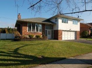 13 Barry Park Ct, Albertson, NY 11507