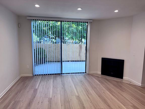 5th image of 22038 Vanowen St APT 105