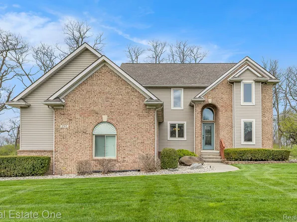 1765 Mist Wood Dr, Howell, MI 48843