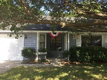 1052 Oakcrest Dr — Photo 2
