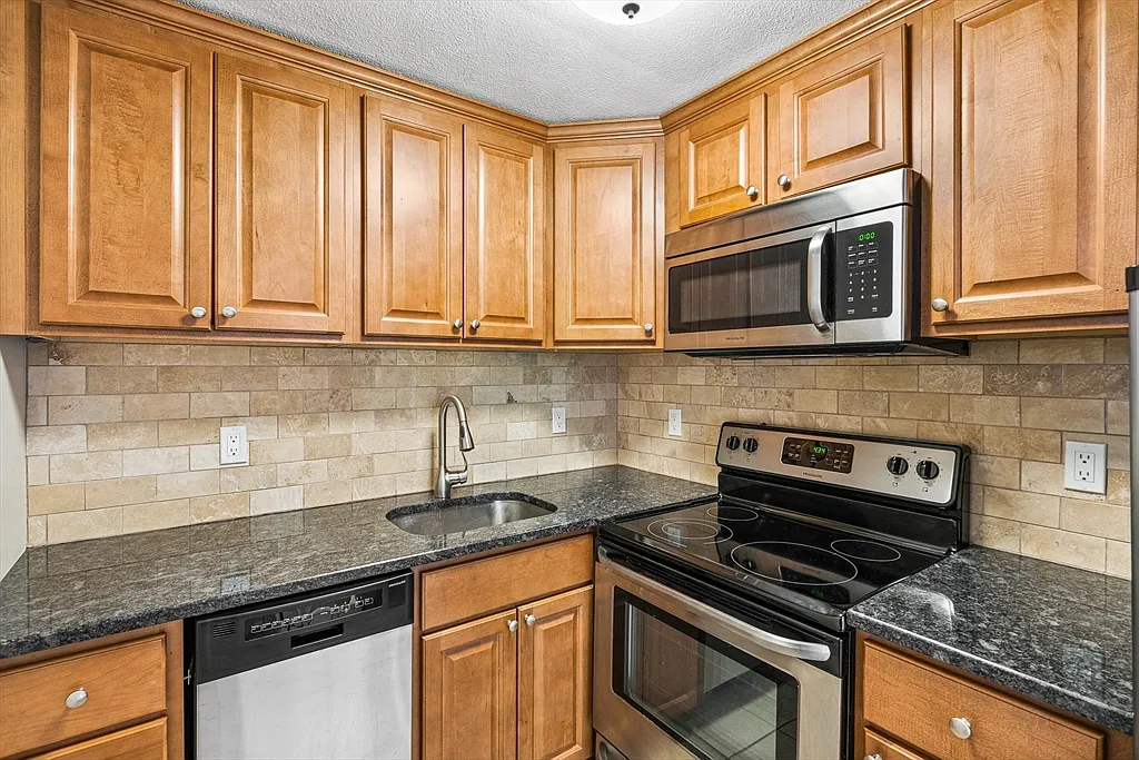 2 bed, 1.0 bath, 800 sqft, $2,500 — Photo 3