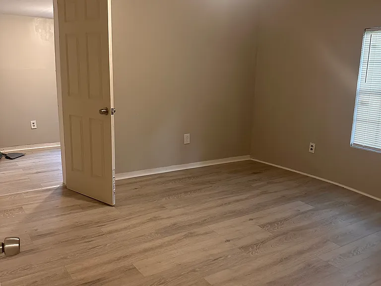 1019 Hill Ave — Photo 3