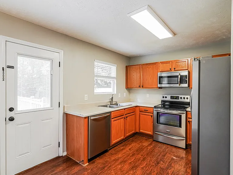 2735 Sutherland Dr — Photo 7