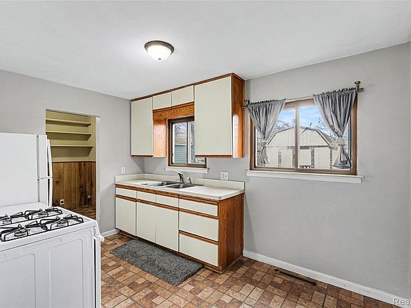 2nd image of 2423 N Long Lake Rd