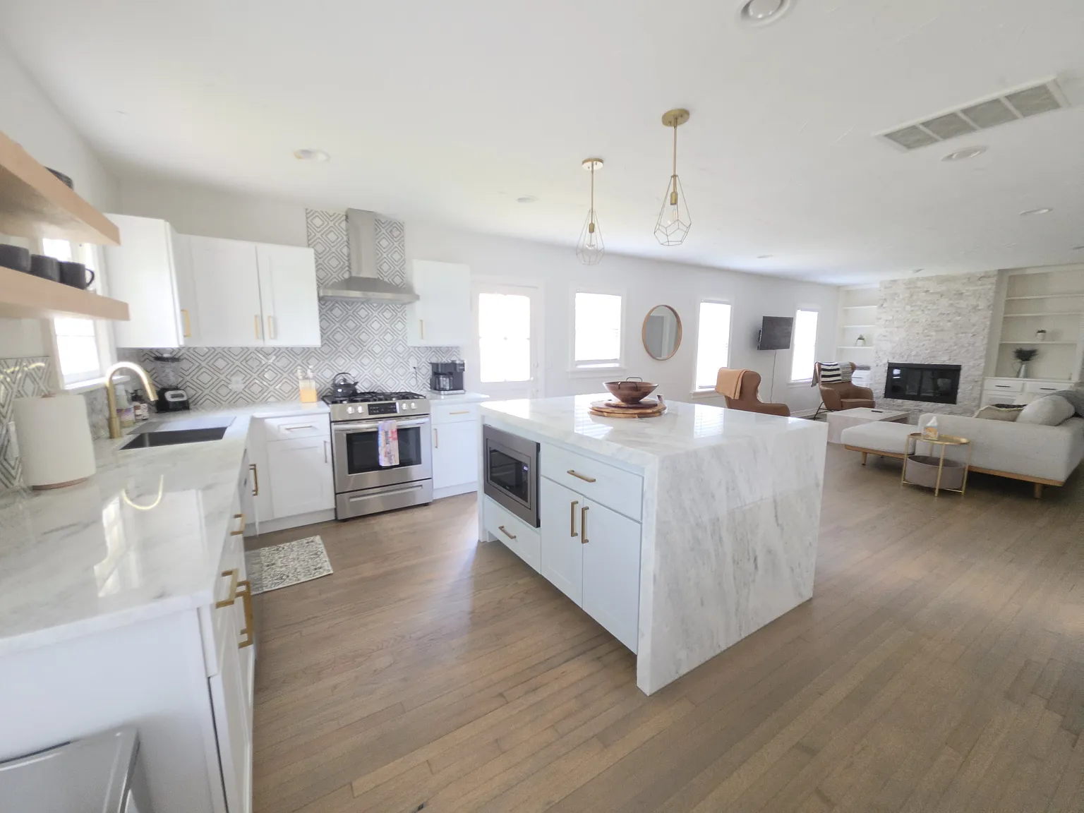 1107 Woodlawn Place — Photo 2