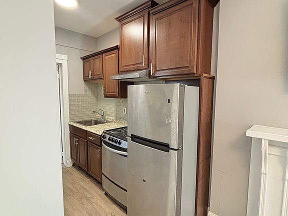 4th image of 232 Richmond Ave #2