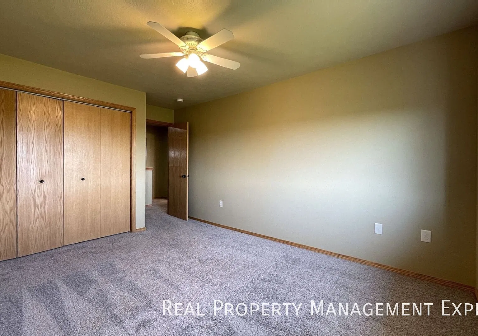 2 Bedroom 1.5 Bathroom Townhome w/ Patio and Double Stall Attached Garage! — Photo 4