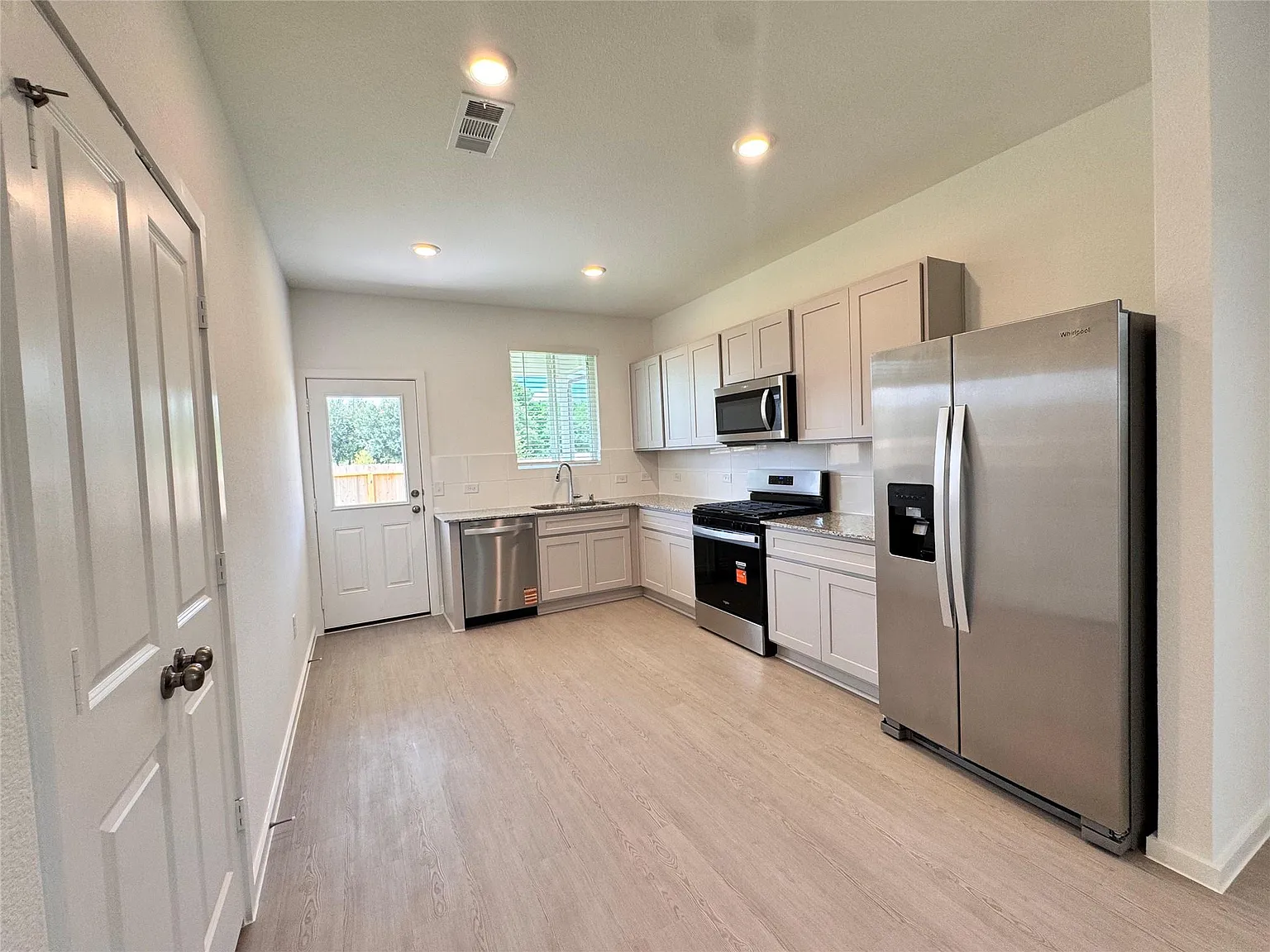 3 bed, 2.0 bath, 1408 sqft, $1,970 — Photo 3