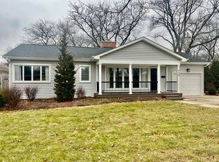 438 E Drury Ln, Barrington, IL 60010