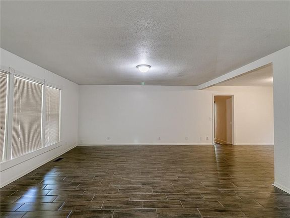 3rd image of 1401 N Park Ave
