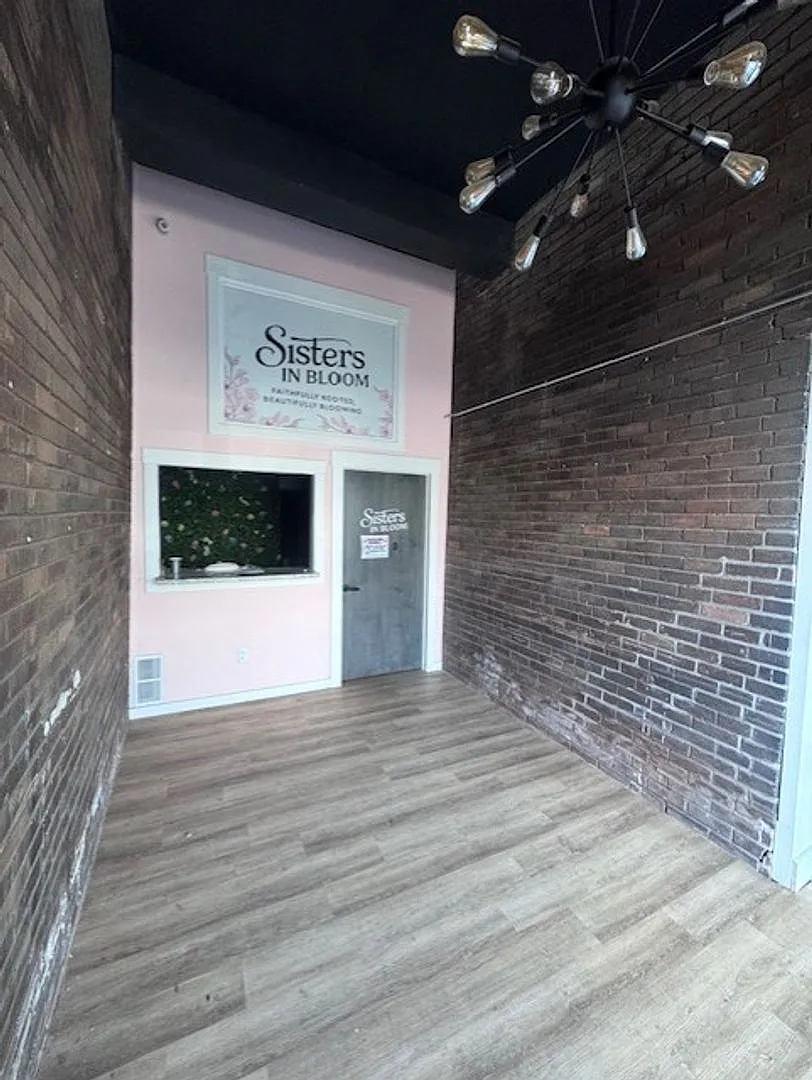 Street level Office Space Right in Down town — Photo 4