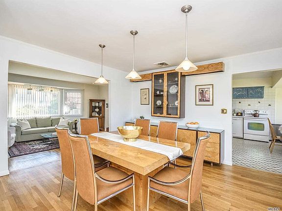 5th image of 47 Essex Ct