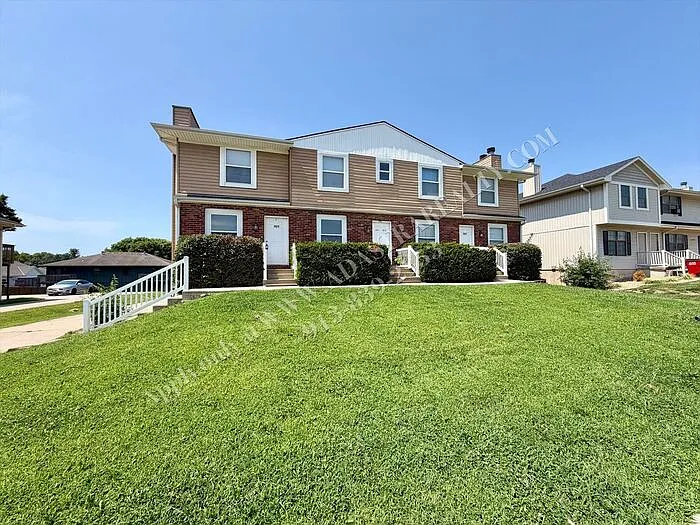 2 bed, 1.0 bath, 1051 sqft, $1,095 — Photo 2