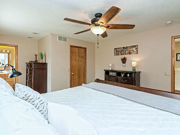 5th image of 4710 Woodland Dr