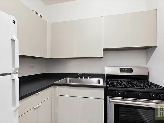 3rd image of 165 W 66th St APT 12E
