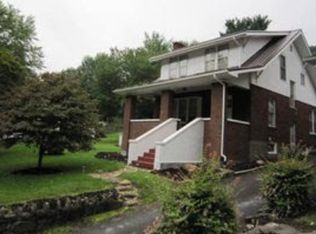 910 Greenbrier Dr, Hinton, WV 25951
