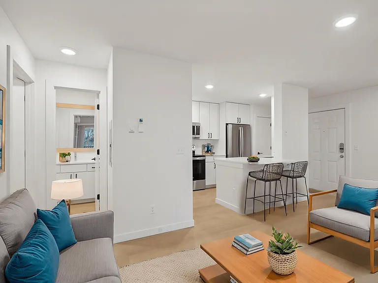Emerald Place Apartments — Photo 9