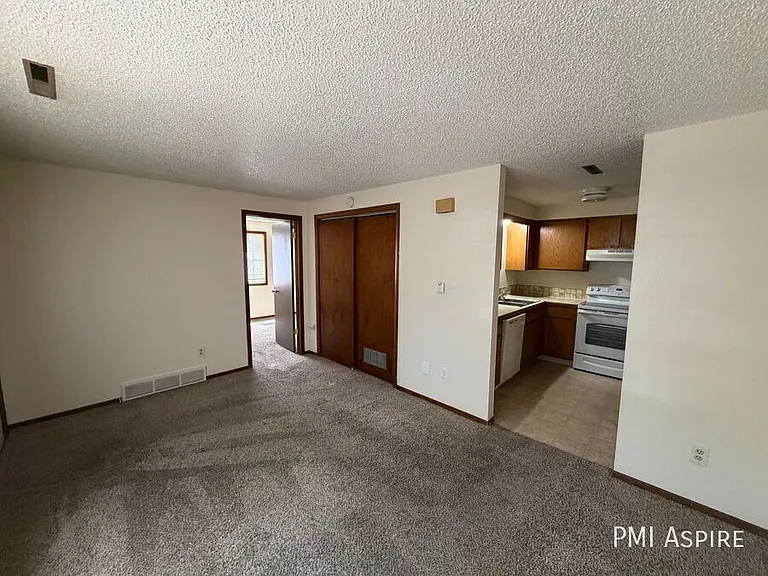 1924 Meadow Dr #5 — Photo 4