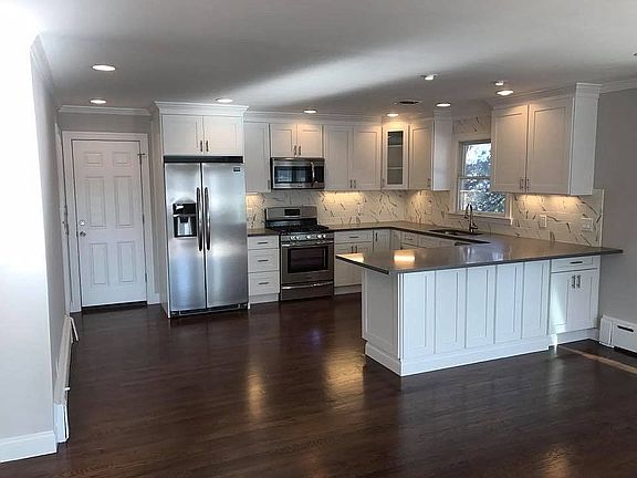 4th image of 10 Meadow Ln