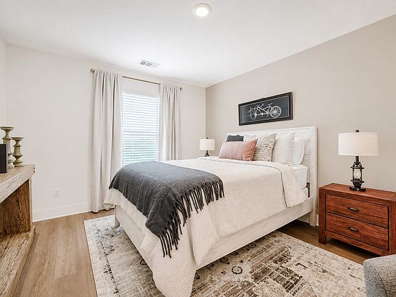 5th image of 2044 Woodbine Way