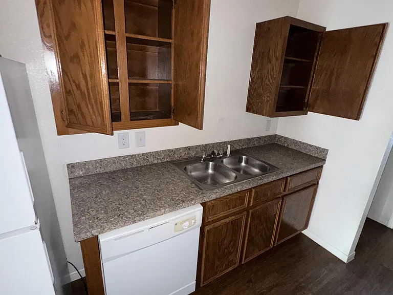 221 Gibson St #B — Photo 7