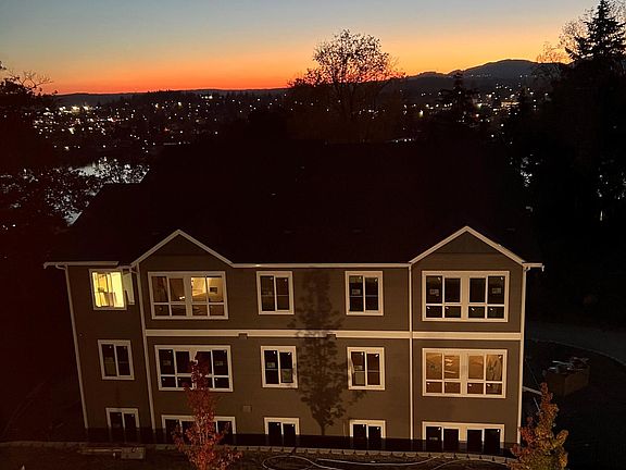 3rd image of 2172 Seringa Ave #101