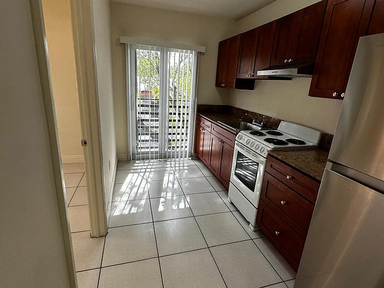 145 SW 15th Ave #204 — Photo 12