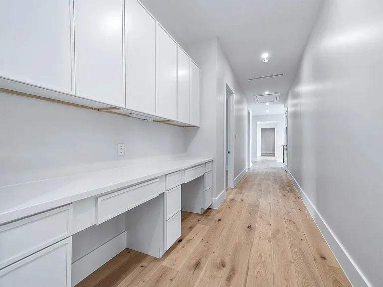 408 W 30th St — Photo 34