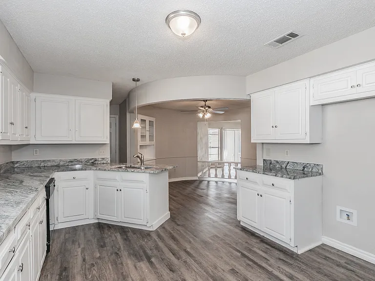 3008 Apple Valley Dr — Photo 7