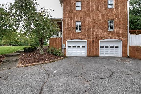 4th image of 3002 Moss Creek Dr