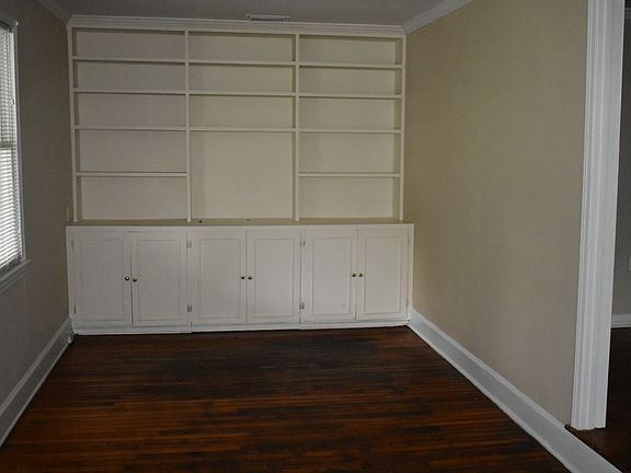 Den with custom built-ins