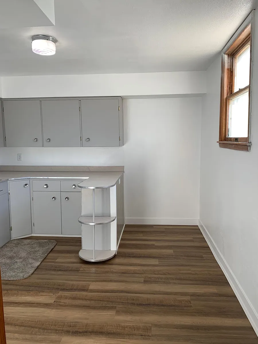 Building Photo - 1402 E Divide Ave #1/2