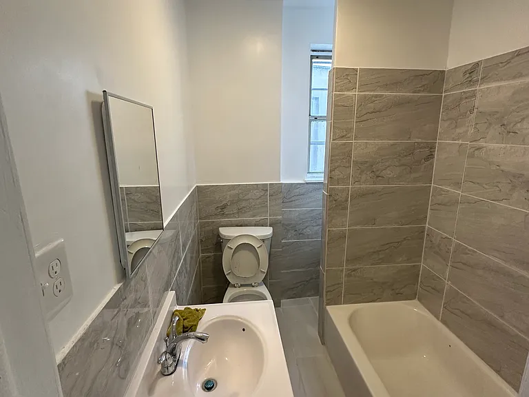 2240 Snyder Ave — Photo 17