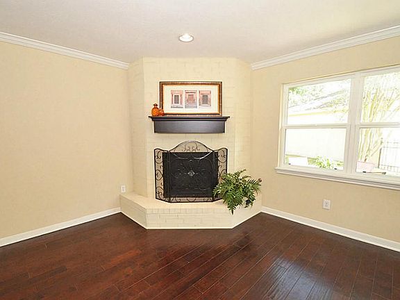 A corner fireplace always makes it easier to arrange furniture!
