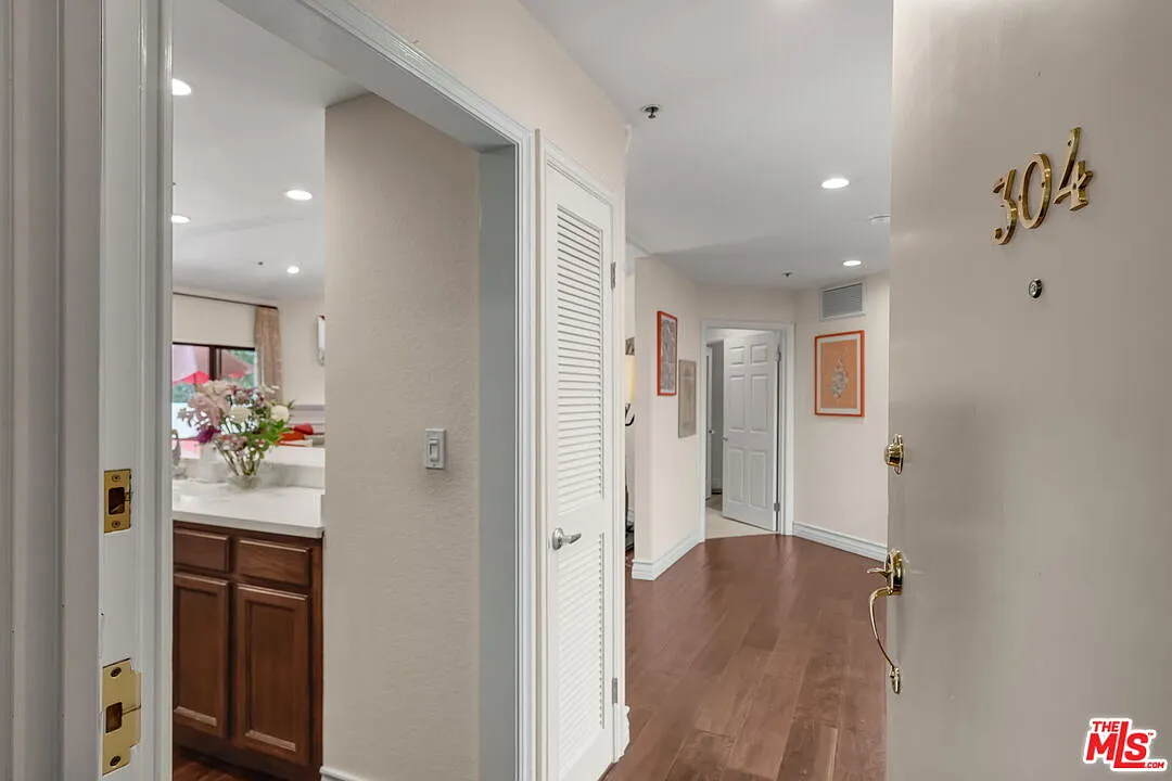 2 bed, 2.5 bath, 1513 sqft, $5,299 — Photo 2