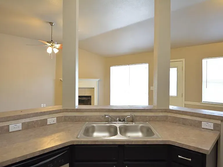 2717 Greenbriar Ct — Photo 9