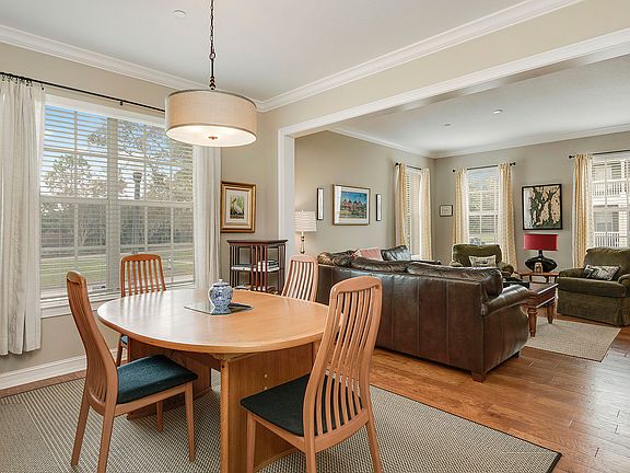3rd image of 901 Fern Ave