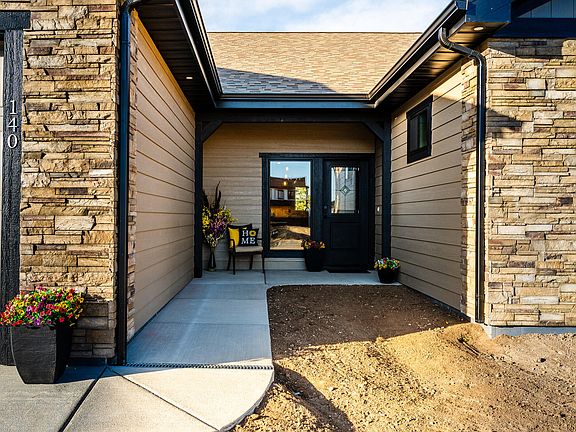 3rd image of 140 Sunrise Ln