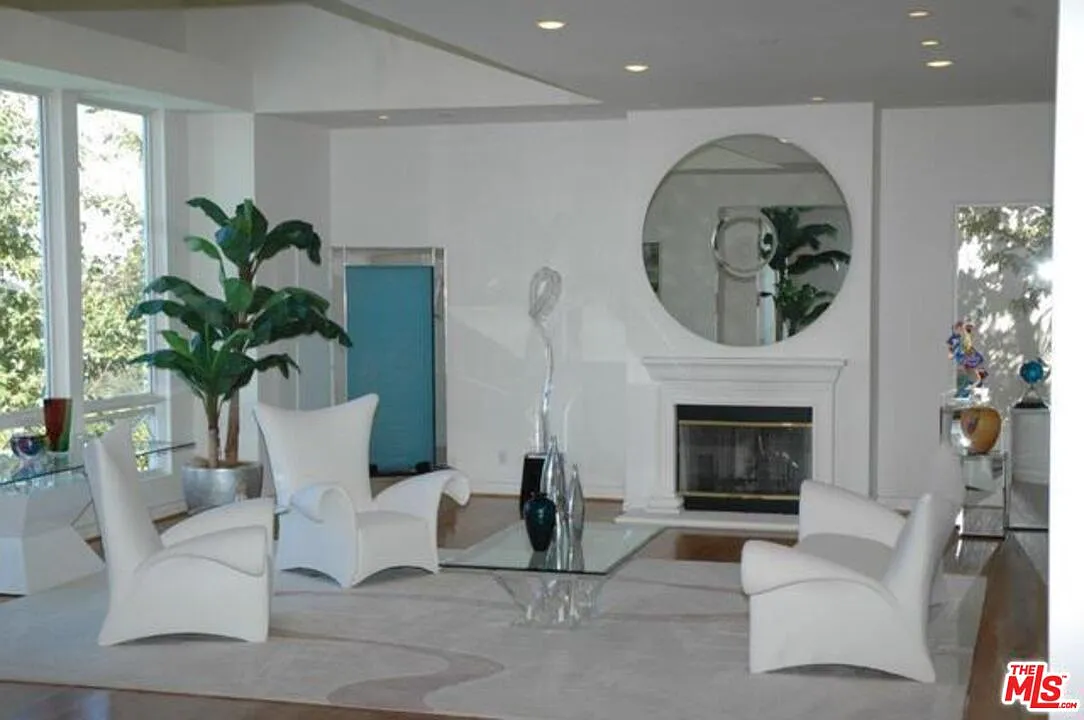 5 bed, 7.5 bath, 7331 sqft, $17,000 — Photo 3