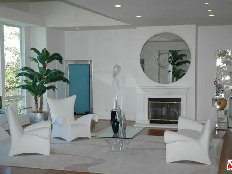 14445 Mulholland Dr — Photo 2