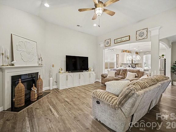 4th image of 322 Willow Tree Dr