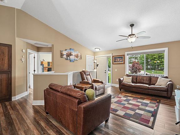 4th image of 350 Blue Spruce Ln