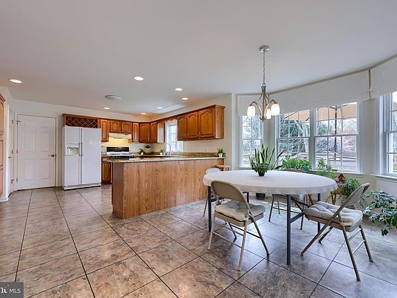 5th image of 29 McCurley Dr